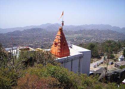 Храм Даттатреи на вершине горы Абу на месте Его первой проповеди