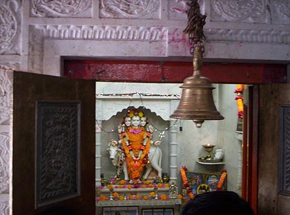 Алтарь храма Даттатреи на вершине горы Абу на месте Его первой проповеди