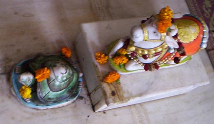 Размещённые перед алтарём храма Даттатреи на вершине горы Абу на месте Его первой проповеди статуи черепахи (символа йоги) и быка Нанди (средства передвижения Шивы)